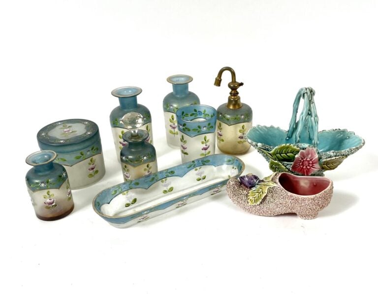 Service à café en porcelaine à décor de fleurs mauves comprenant : 12 tasses et…
