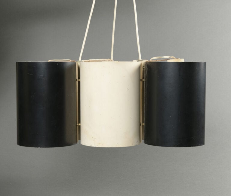 STILNOVO, dans le goût de - Suspension composée de six tubes en métal laqué bla…