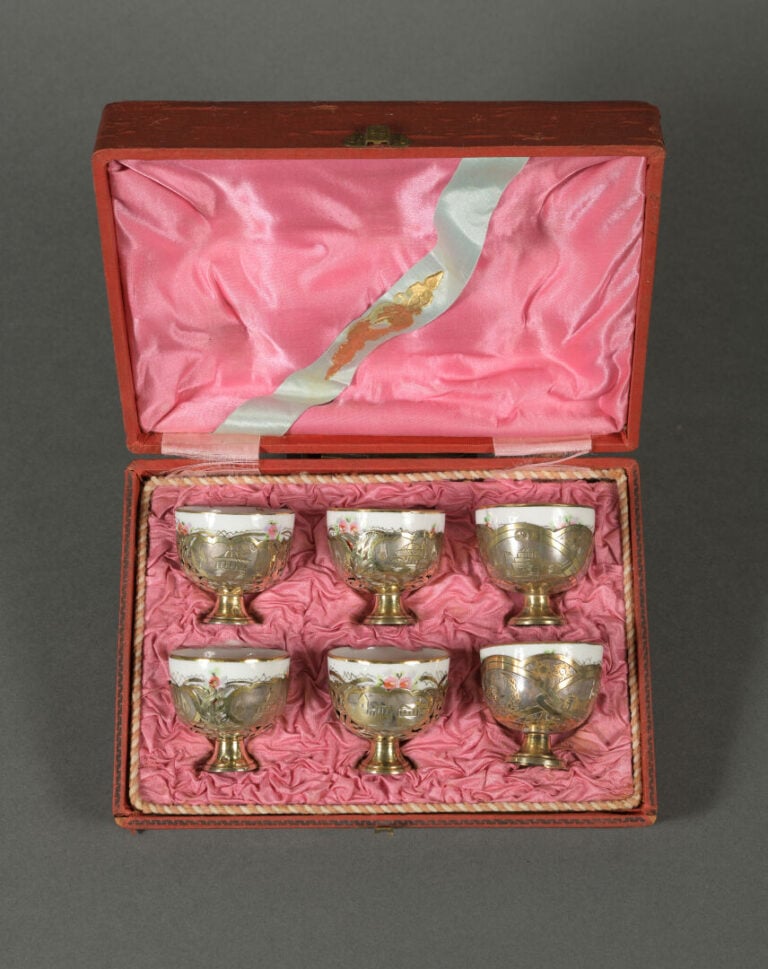 Suite de six tcharki en porcelaine de la manufacture KUZNETSOV, reposant dans d…