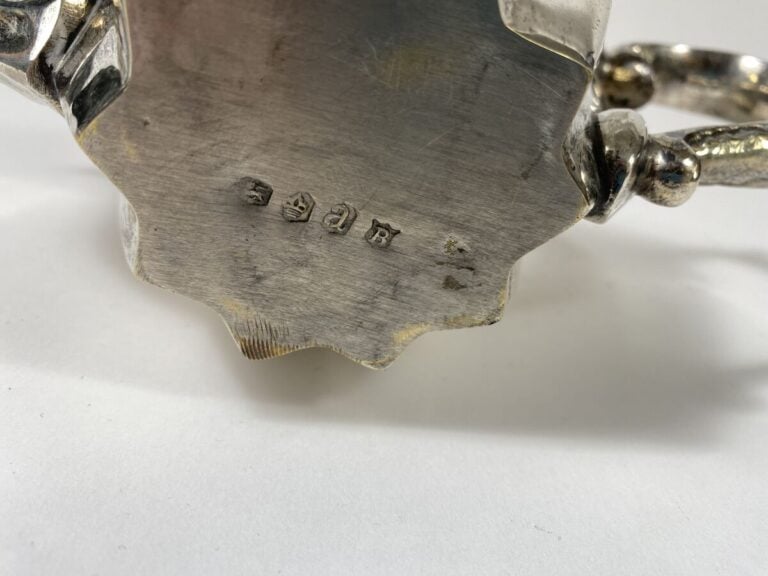 Théière en argent anglais à côtes en étoile, Sheffield. Poids brut : 845 g