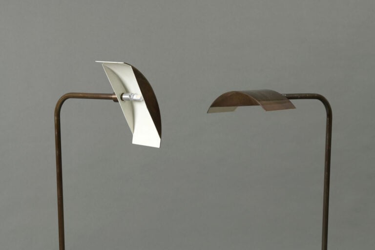 Travail Allemand XXeme - Paire de lampadaires en métal formant liseuse - H : 92…