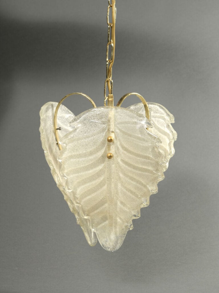 Travail ITALIEN XXe - Lustre à armature en métal doré enserrant des éléments en…