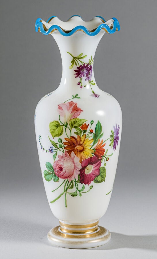 Vase balustre à bord godronné en opaline de cristal blanche à décor de fleurs a…