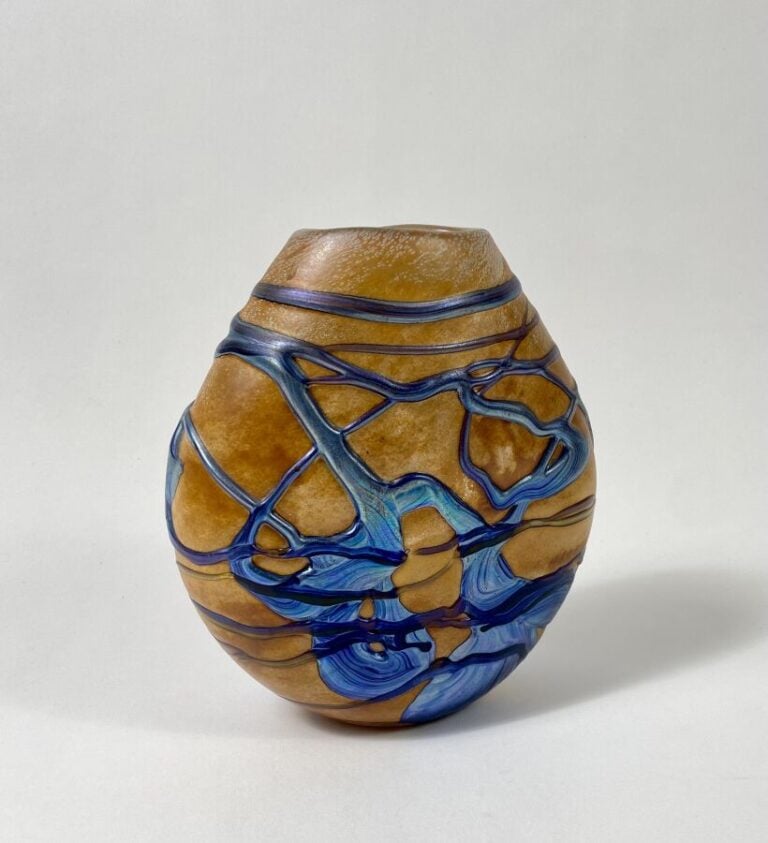VASE en pâte de verre à corps aplati à motifs linéaires bleus irisés sur fond a…