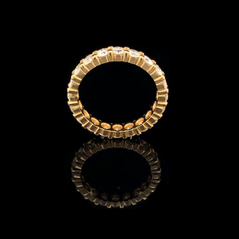ALLIANCE en or jaune (750‰) serti de diamants taille brillant. - Travail frança…