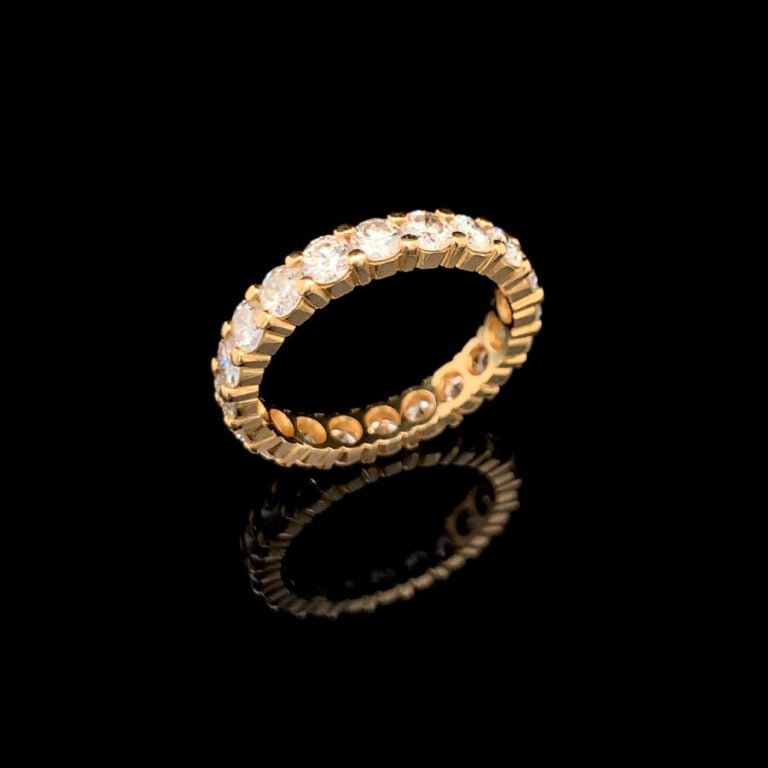 ALLIANCE en or jaune (750‰) serti de diamants taille brillant. - Travail frança…