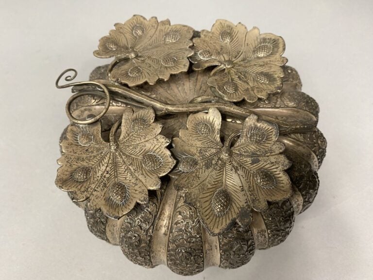 ** Asie du Sud-Est - Citrouille en argent bas-titre repoussé à riche décor de r…