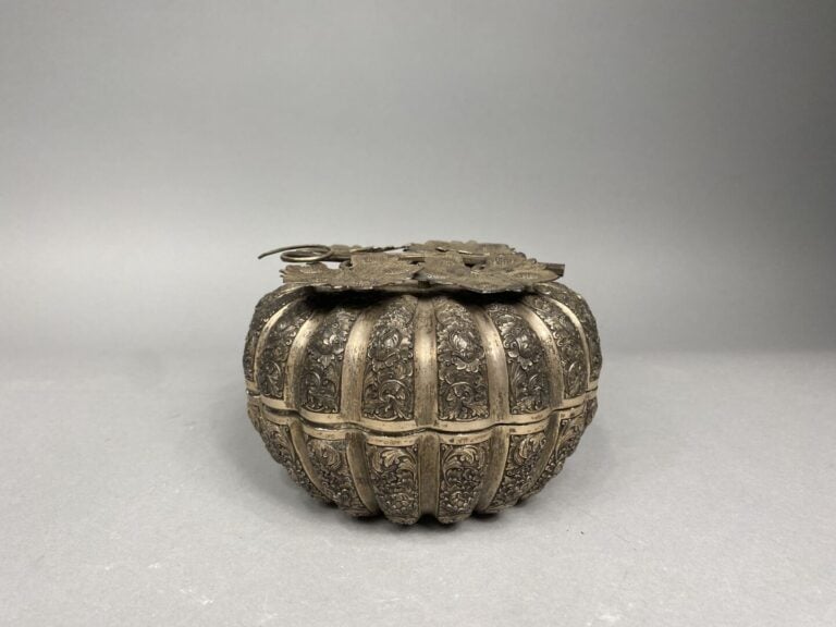 ** Asie du Sud-Est - Citrouille en argent bas-titre repoussé à riche décor de r…