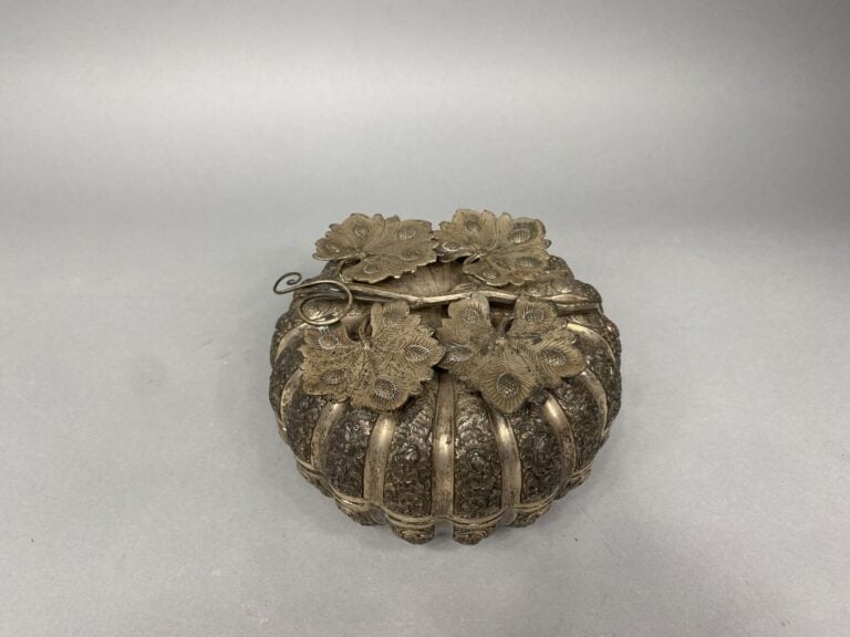 ** Asie du Sud-Est - Citrouille en argent bas-titre repoussé à riche décor de r…