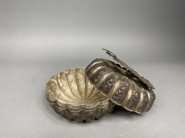 ** Asie du Sud-Est - Citrouille en argent bas-titre repoussé à riche décor de r…