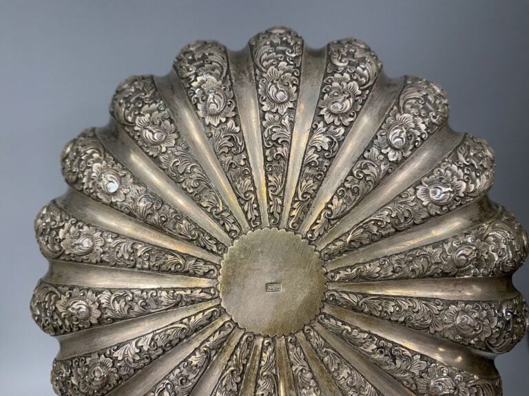 ** Asie du Sud-Est - Citrouille en argent bas-titre repoussé à riche décor de r…