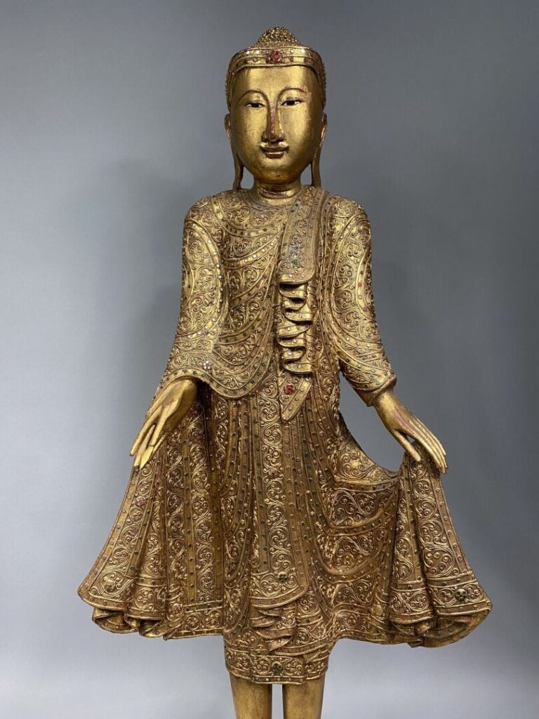 Asie du Sud-est - Grand bouddha en bois sculpté doré et incrustation de pastill…