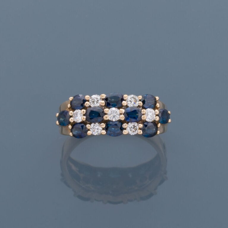 BAGUE « damier » en or jaune (585‰) 14 carats, ciselé, pavé de diamants taille…