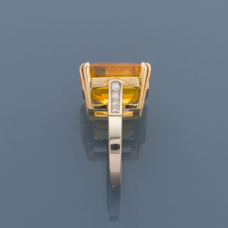 BAGUE en or jaune et or gris (750‰) ajouré, serti d'une importante citrine tail…