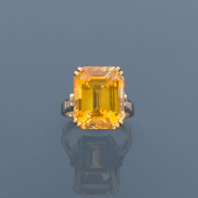 BAGUE en or jaune et or gris (750‰) ajouré, serti d'une importante citrine tail…
