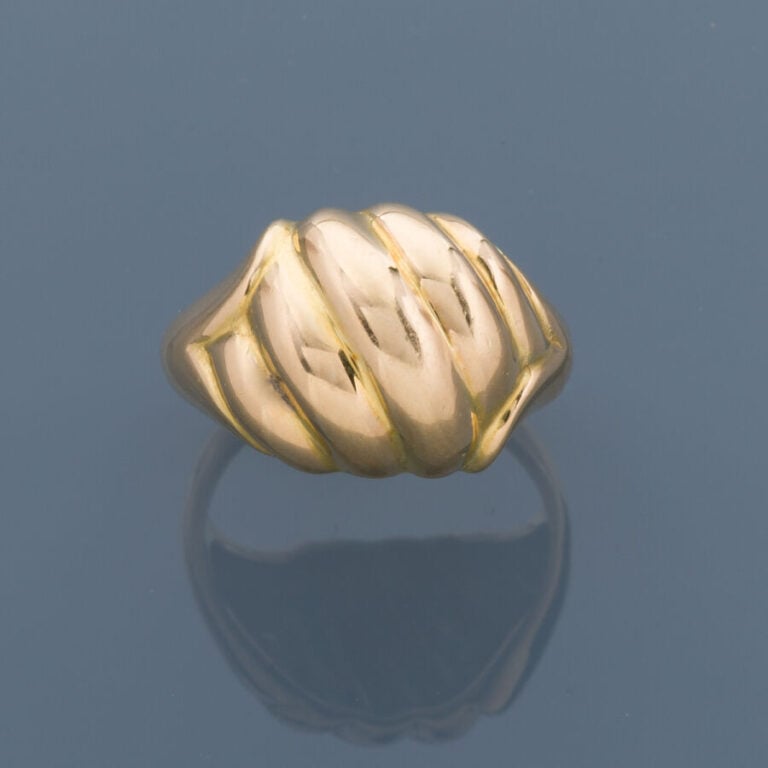 BAGUE « godrons » en or jaune (750‰). - Doigt : 60. Larg. : 1,8. Poids : 6,1 g.…