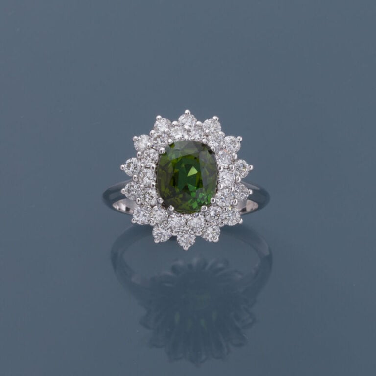 BAGUE « marguerite » en or gris (750‰) serti d'un péridot ovale pesant 3 carats…