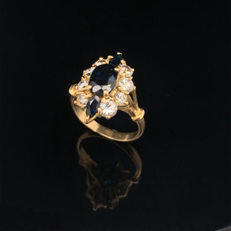 BAGUE « marquise » en or jaune (750‰) serti de saphirs foncés de forme ovale et…