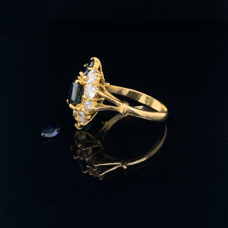 BAGUE « marquise » en or jaune (750‰) serti de saphirs foncés de forme ovale et…