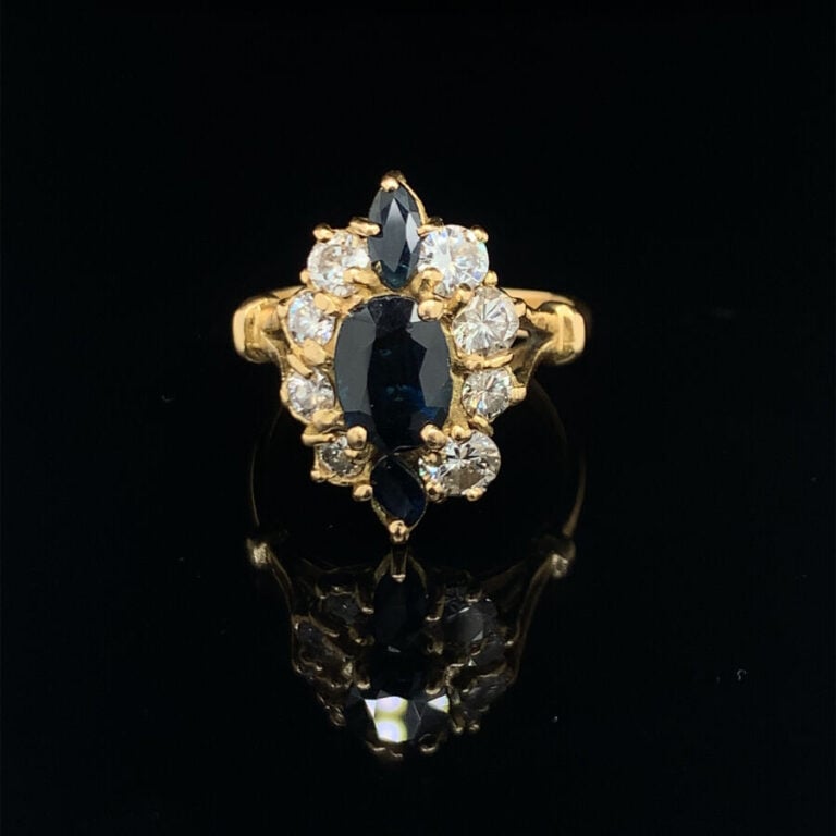 BAGUE « marquise » en or jaune (750‰) serti de saphirs foncés de forme ovale et…