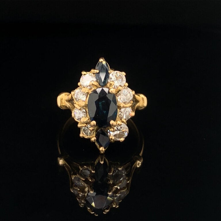 BAGUE « marquise » en or jaune (750‰) serti de saphirs foncés de forme ovale et…