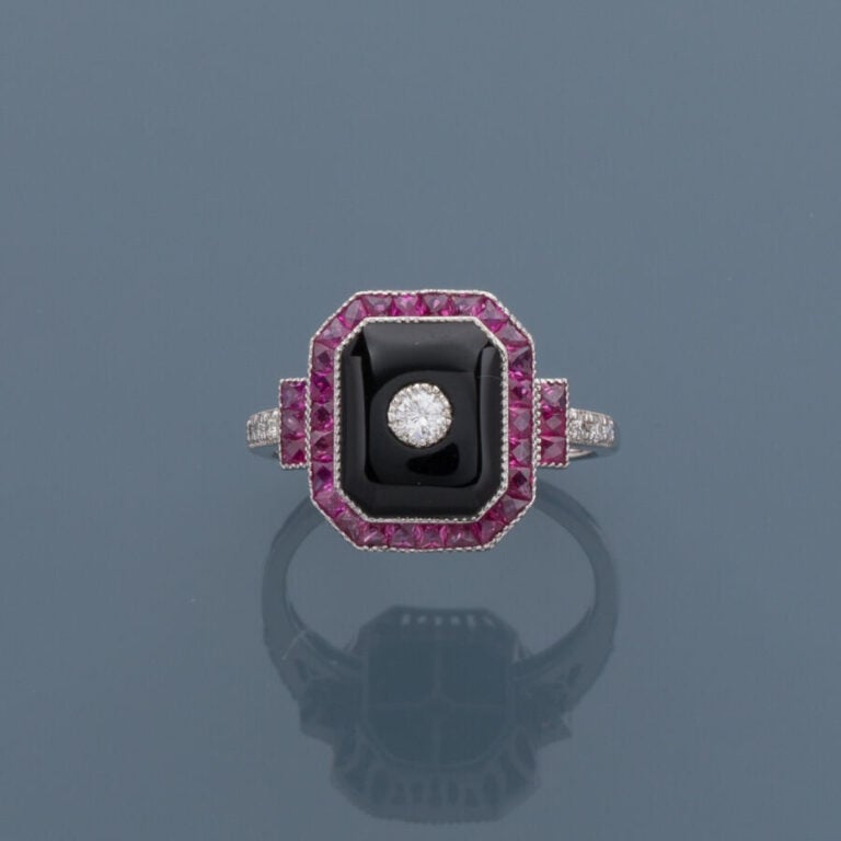 BAGUE octogonale en or gris (750‰) orné d'onyx flanqué d'un diamant taille bril…