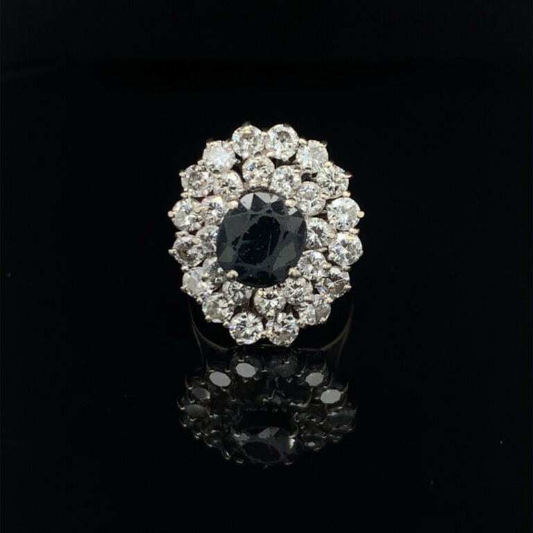 BAGUE « Pompadour » en or gris (750‰) ajouré, serti d'un saphir ovale foncé (ég…