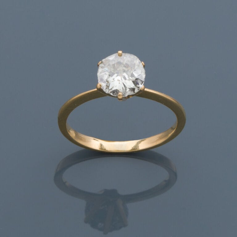 BAGUE « solitaire » en or jaune (750‰) serti d'un diamant taille ancienne. Nomb…