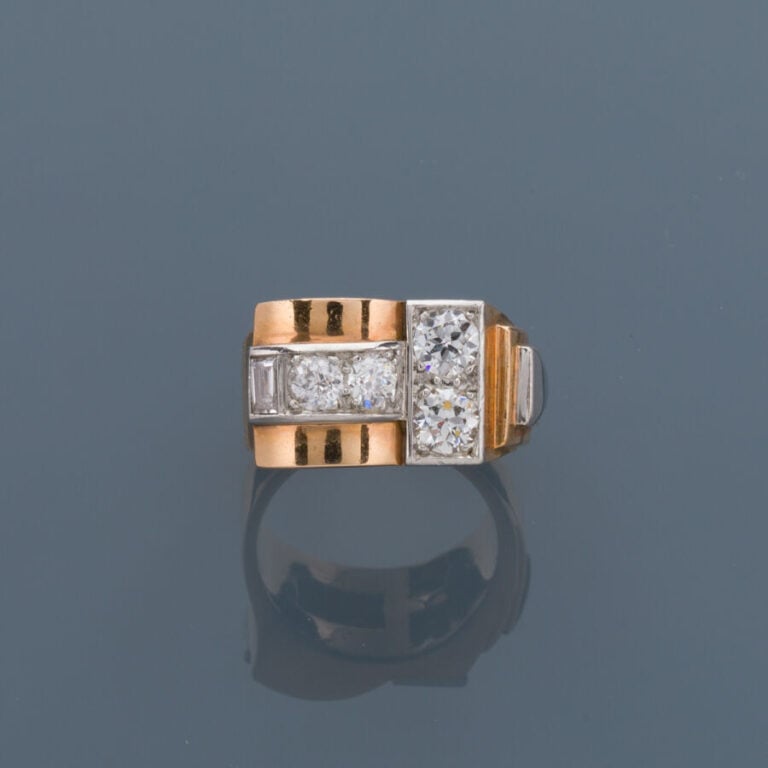 BAGUE « tank » en platine (min. 800‰) et or jaune (750‰) ciselé, serti de quatr…