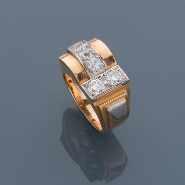 BAGUE « tank » en platine (min. 800‰) et or jaune (750‰) ciselé, serti de quatr…