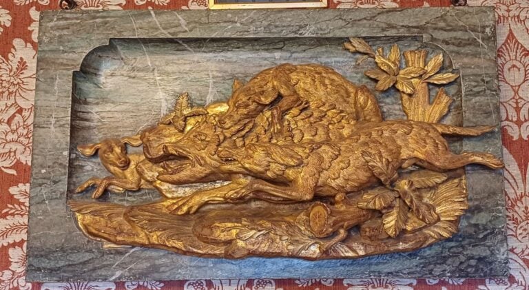 Bas-relief en bois doré et bois peint façon marbre, figurant la chasse au sangl…