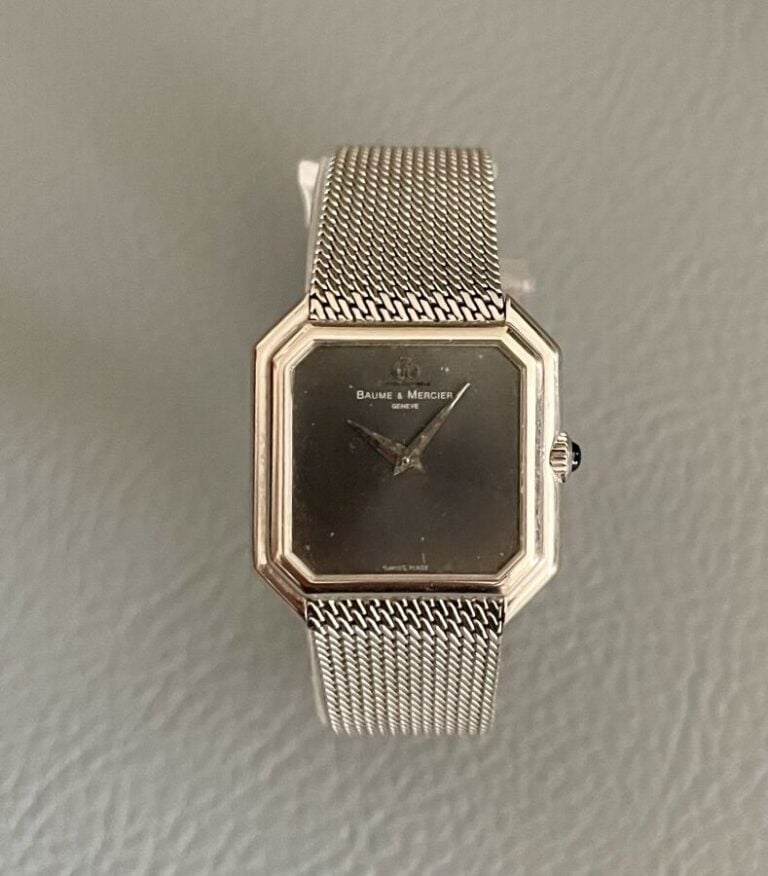BAUME & MERCIER - BRACELET MONTRE octogonale de dame en or gris (750‰). Lunette…