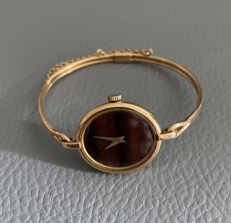 BAUME & MERCIER - BRACELET MONTRE ovale de dame en or jaune (750‰), rigide ouvr…
