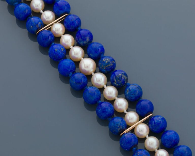 BRACELET composé de deux rangs de perles de lapis lazuli et un rang de perles d…