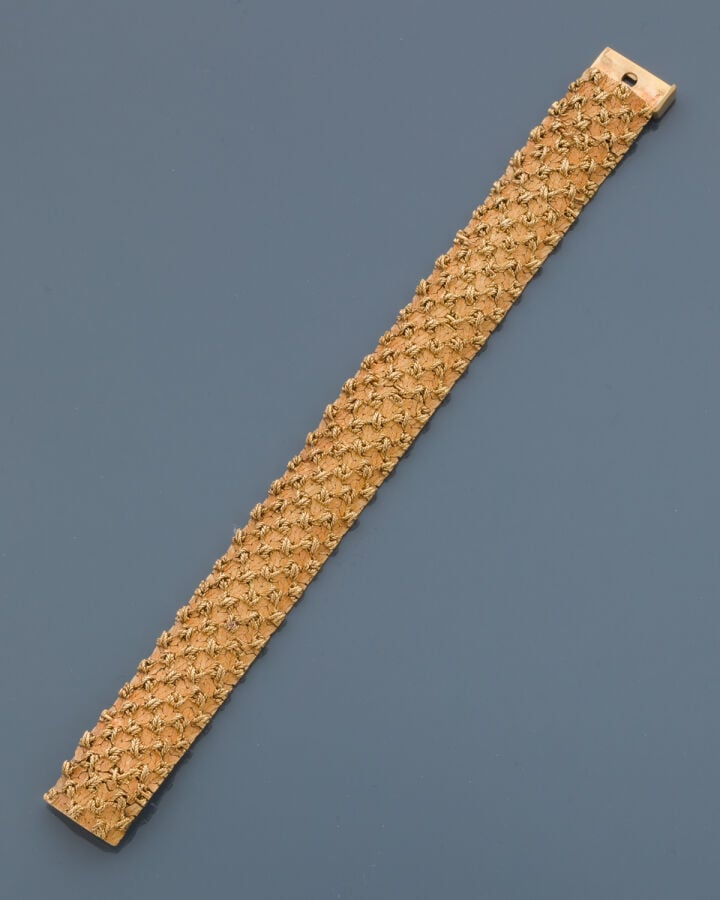 BRACELET en or jaune (750‰) légèrement bombé, partiellement amati et tressé. -…