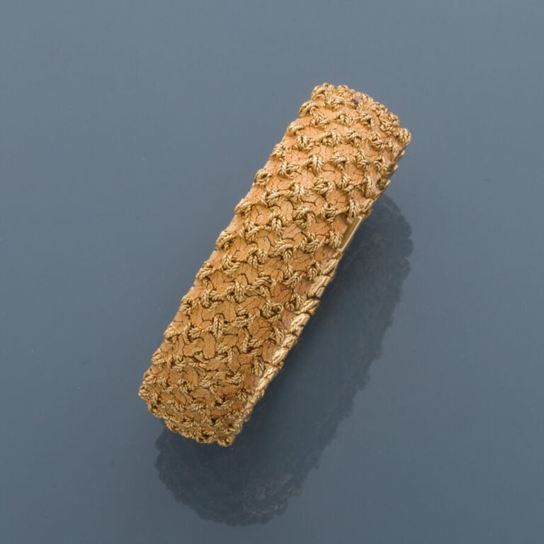BRACELET en or jaune (750‰) légèrement bombé, partiellement amati et tressé. -…