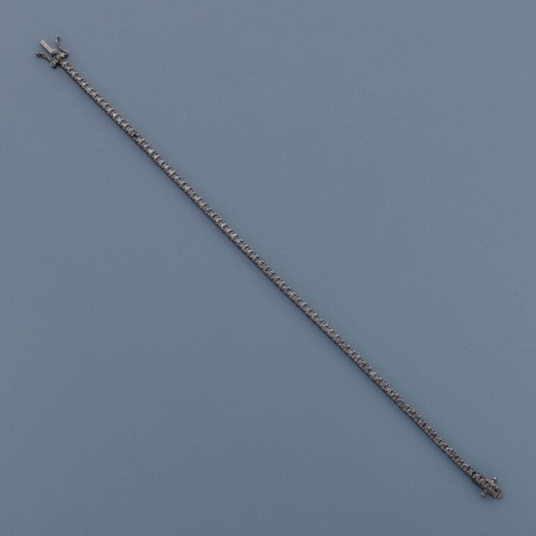 BRACELET en or noirci (750‰) serti d'un alignement de diamants noirs taille bri…