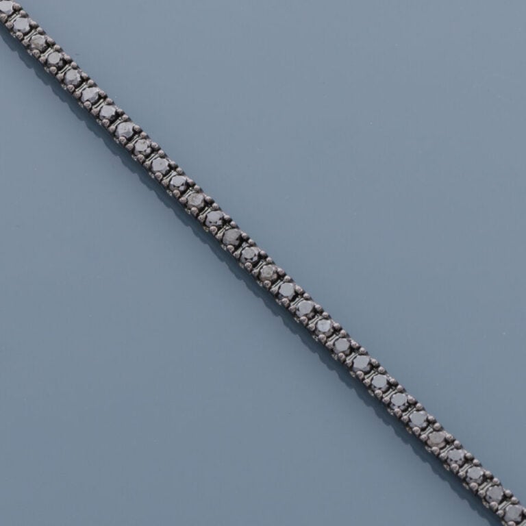 BRACELET en or noirci (750‰) serti d'un alignement de diamants noirs taille bri…