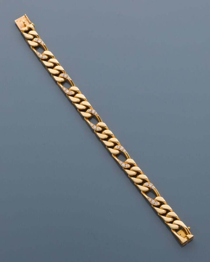 BRACELET gourmette limée et alternée en or jaune (750‰) serti de diamants taill…