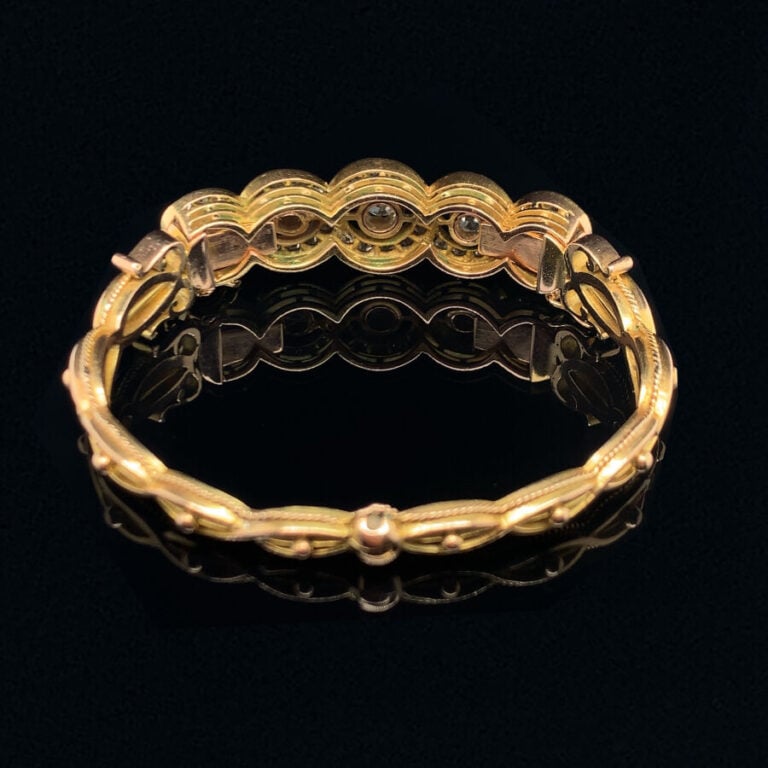 BRACELET rigide ouvrant en or jaune et or rose (585‰) 14 carats, ajouré et part…