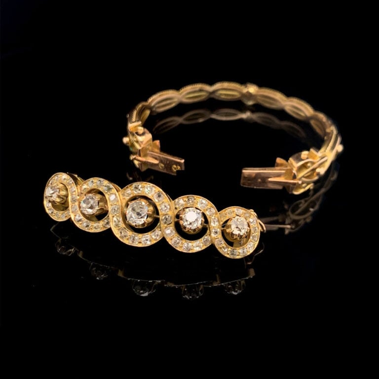 BRACELET rigide ouvrant en or jaune et or rose (585‰) 14 carats, ajouré et part…