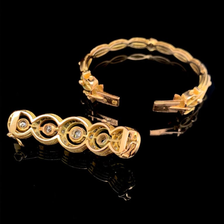 BRACELET rigide ouvrant en or jaune et or rose (585‰) 14 carats, ajouré et part…