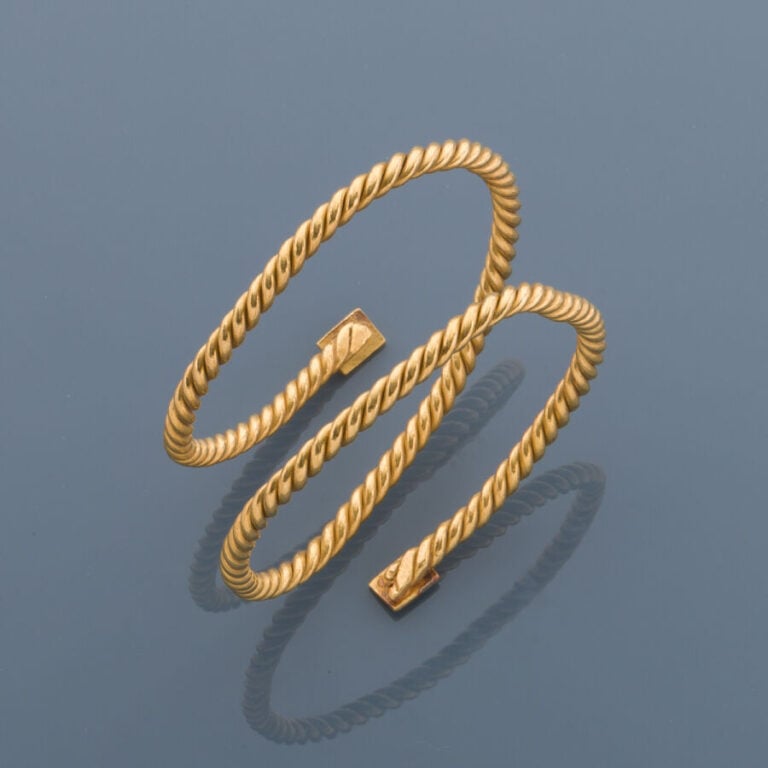 BRACELET « serpent » en or jaune (750‰) ciselé et torsadé. Chocs. - Longueur aj…