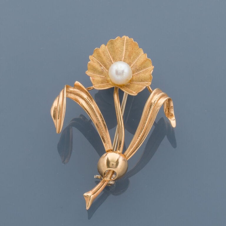BROCHE « bouquet de fleurs » en or jaune et or gris (750‰) ciselé et gaufré, or…