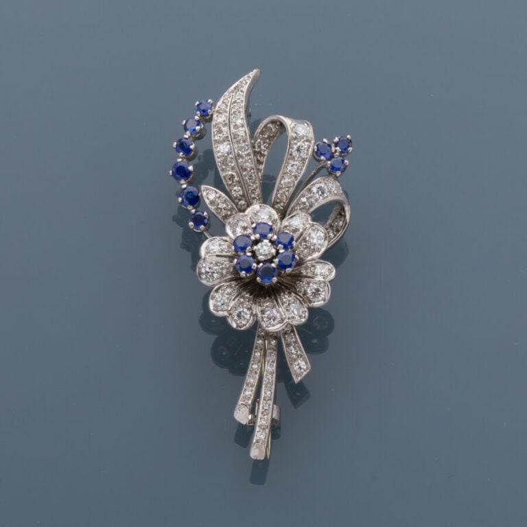 BROCHE « fleur » en platine (min. 800‰) ajouré, serti de diamants taille brilla…