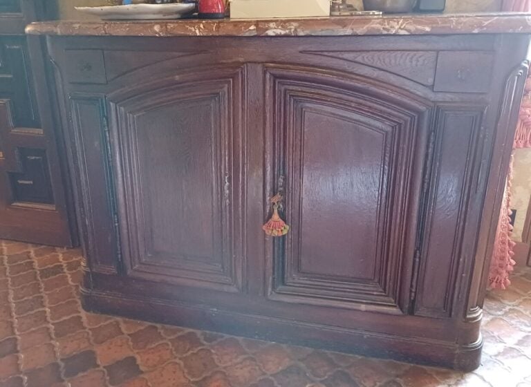 Buffet de chasse en chêne mouluré, plateau de marbre, en partie du XVIIIème siè…