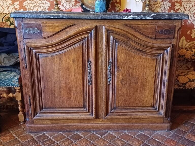 Buffet de chasse en chêne mouluré, plateau de marbre gris veiné. - 99 x 129 x 6…