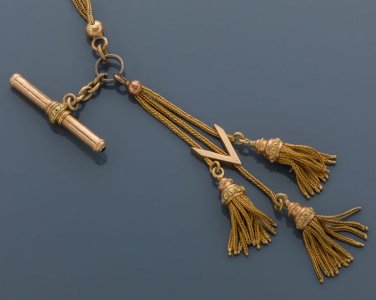 CHAINE GILETIERE en or jaune et or rose (750‰) ciselé, composé de trois chaînet…