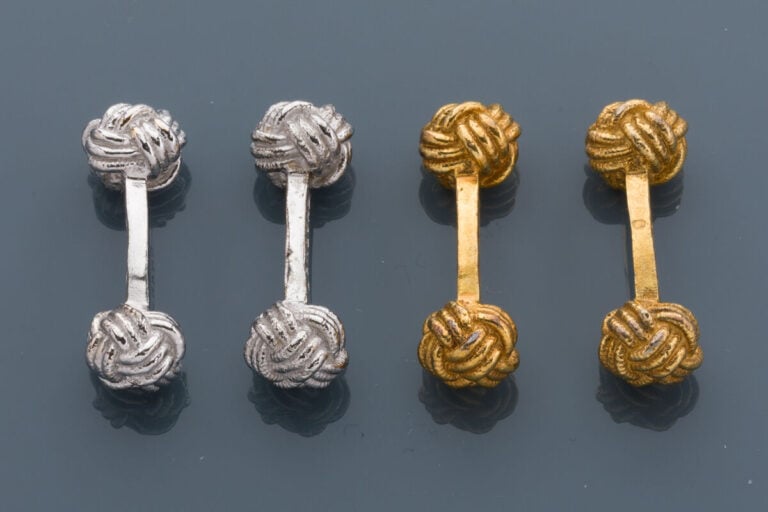 CHARVET - Deux paires de BOUTONS de MANCHETTES « pelotes de laine » en argent e…