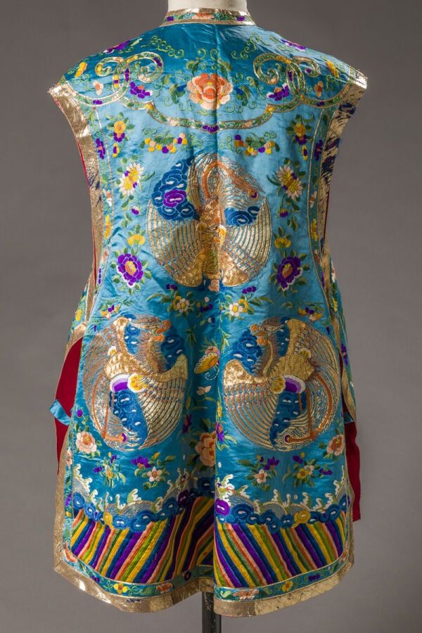 CHIINE.Petite veste en soie bleue turquoise , à décor de phénix en médaillons,…